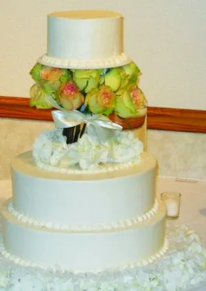 green_flower_wedding_cake.jpg