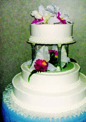 la_sures_wedding_cake2.jpg