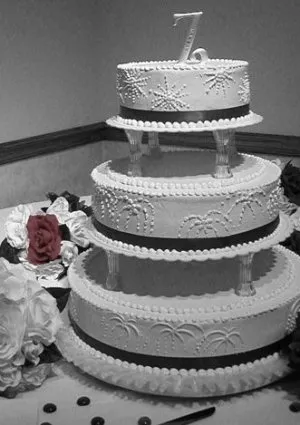 lasure's_b&w_wedding_cake.jpg