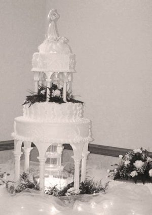 lasure's_b-w_wedding_cake