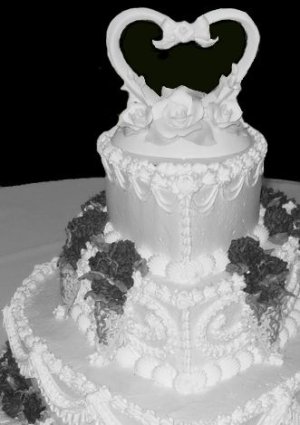 lasure's_b-w_wedding_cake2